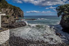 Blick in die Mole und das Naturschwimmbecken Caloura