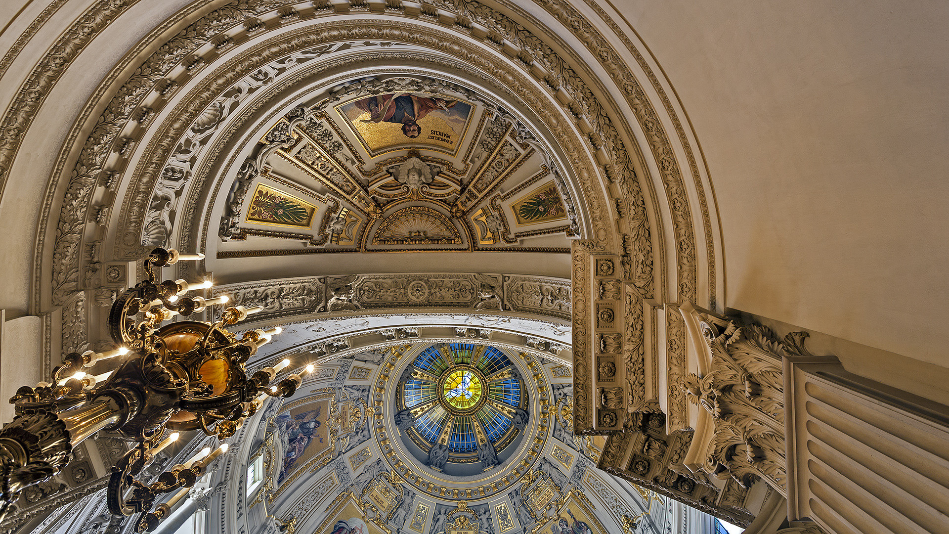 Blick in die Neo-Renaissance Kuppeln des BERLINER DOMS