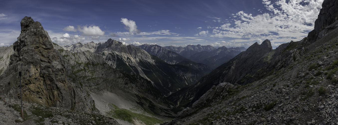 Blick in die sommerliche Bergwelt