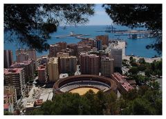 Blick in die Stierkampf-Arena und auf den Hafen von Malaga