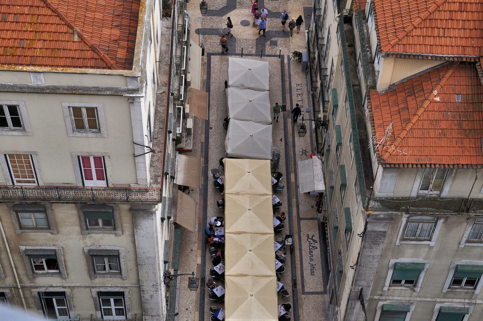 Blick in die Straßen von Lissabon