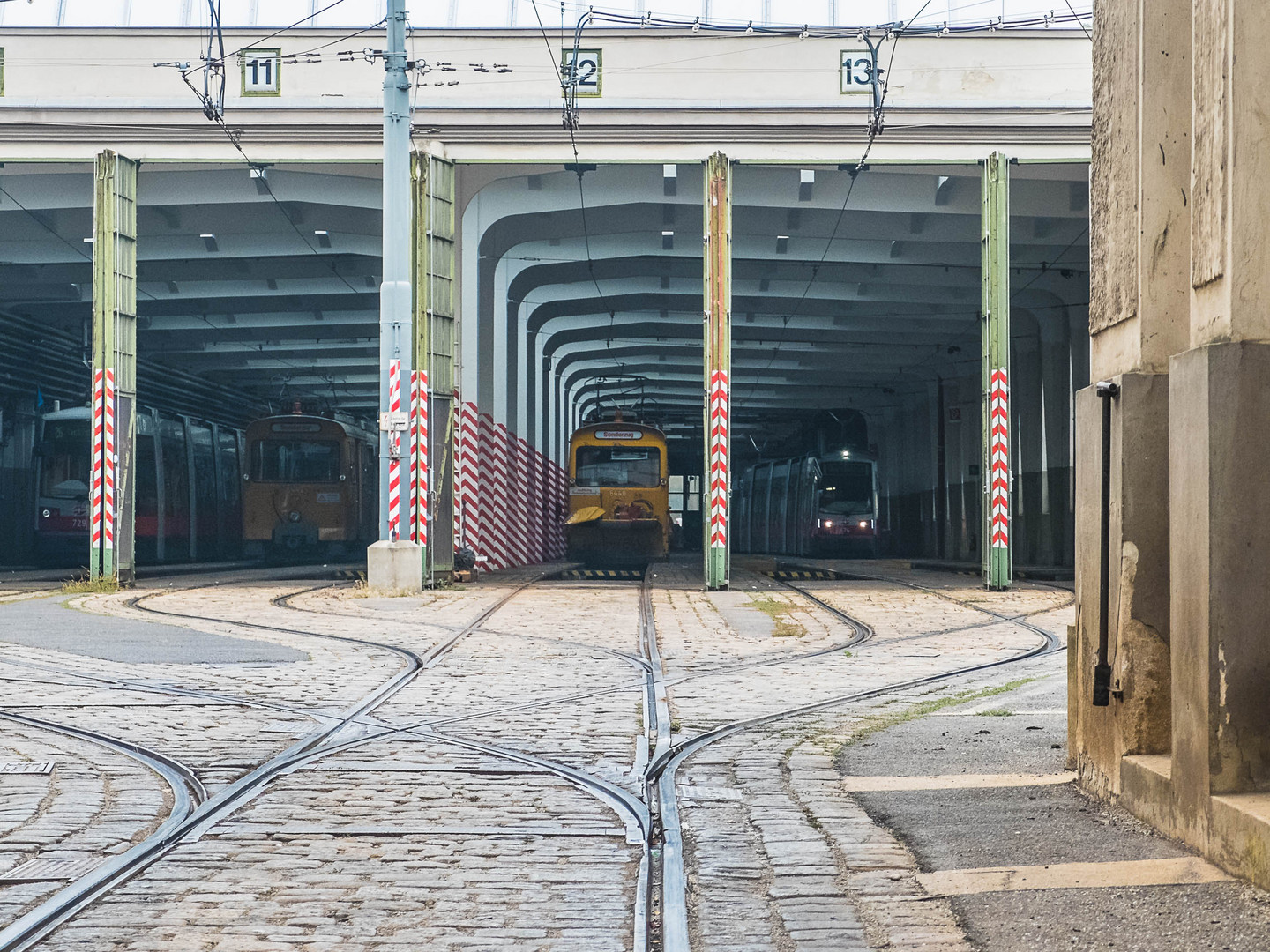 Blick in die Straßenbahn-Remise Floridsdorf, Wien, 21. Bezirk