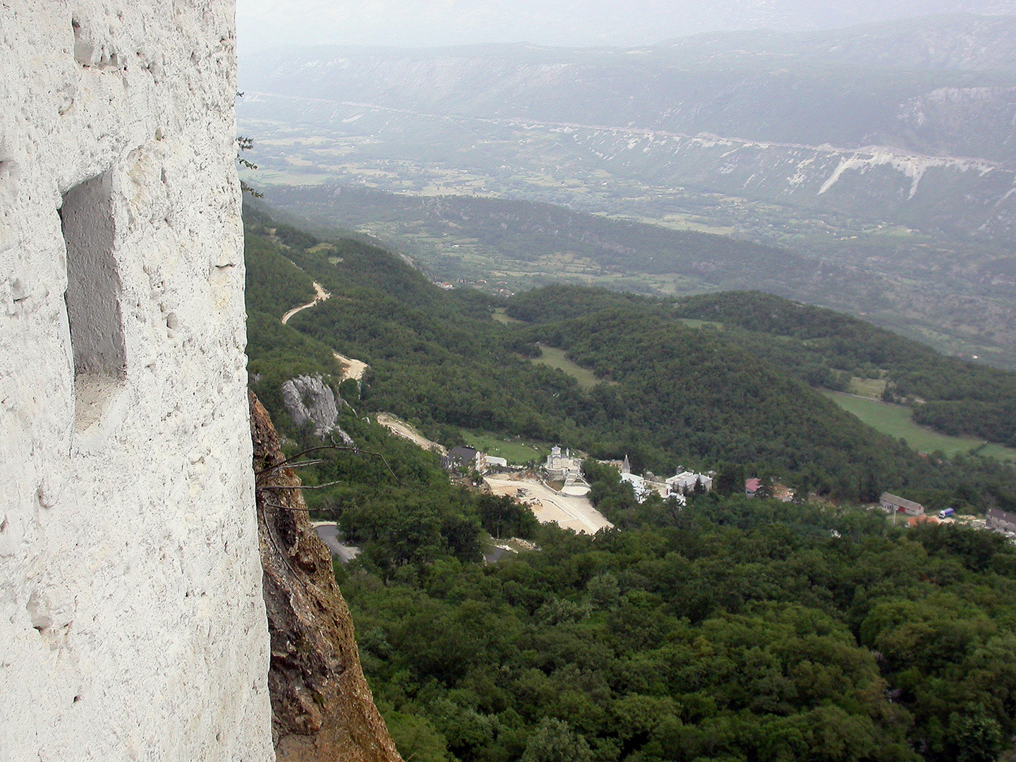 "Blick in die Tiefe, Weite und Ferne von Kloster Ostrog, Montenegro