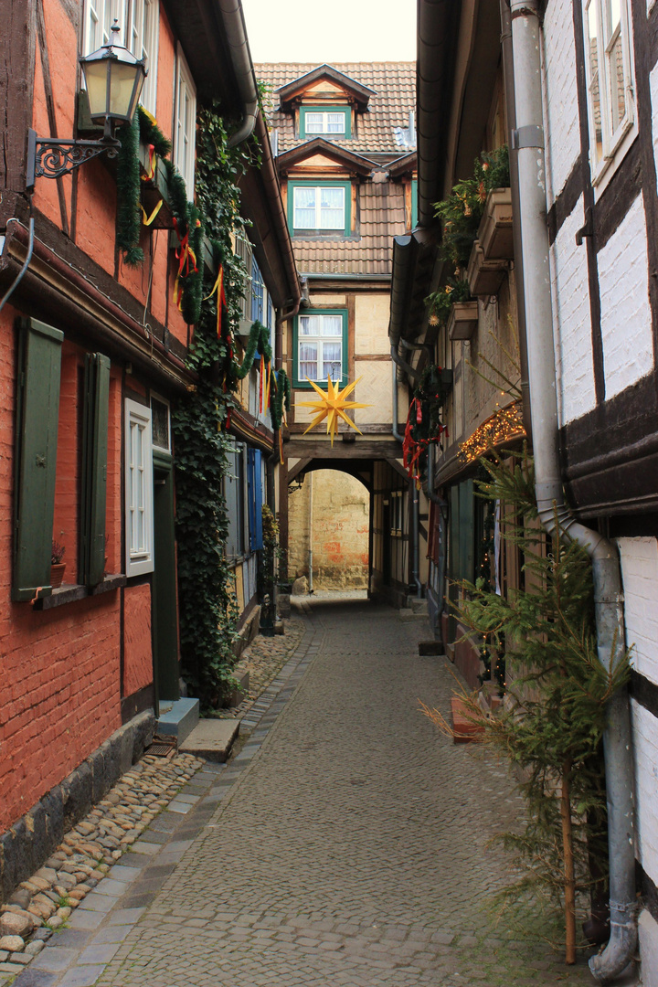 Blick in ein kleines Gäßchen in Quedlinburg