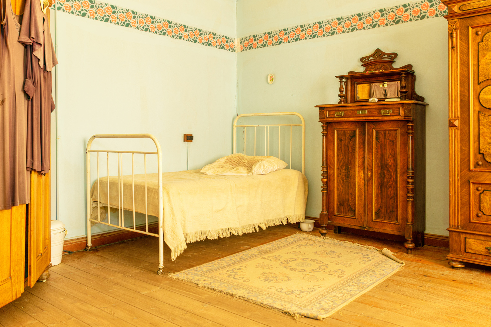 Blick in ein Schlafzimmer in der Geisterstadt Kolmanskop