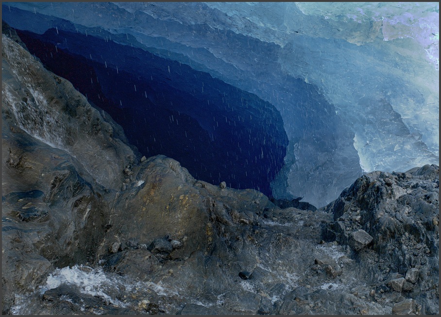blick in eine gletscherhöhle