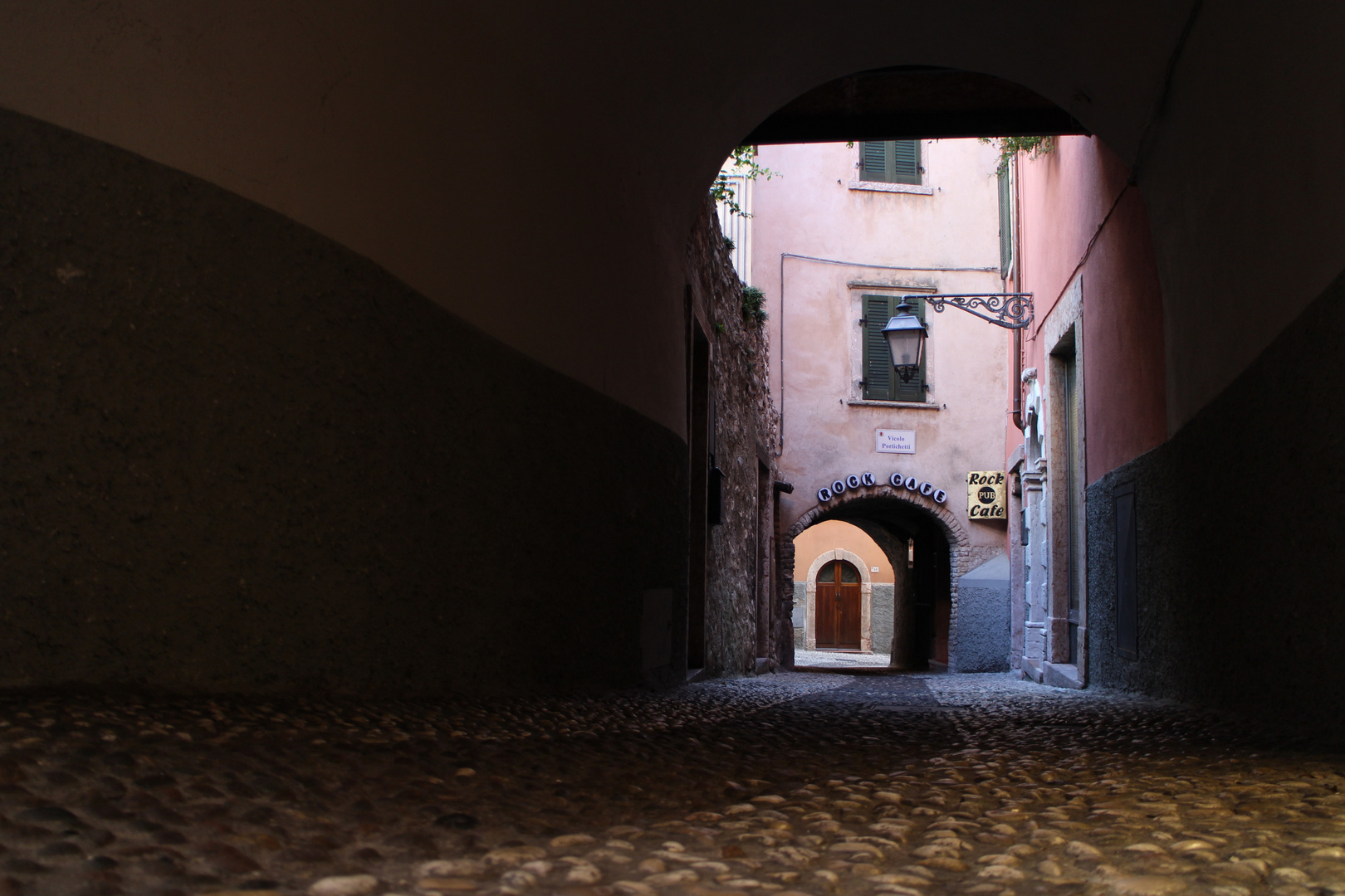 Blick in eine Seitengasse in Malcesine (Gardasee)