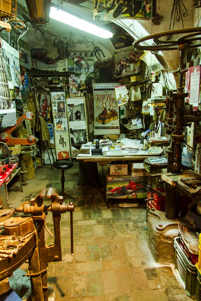Blick in eine Werkstatt mitten in der Altstadt von Massa Maritima