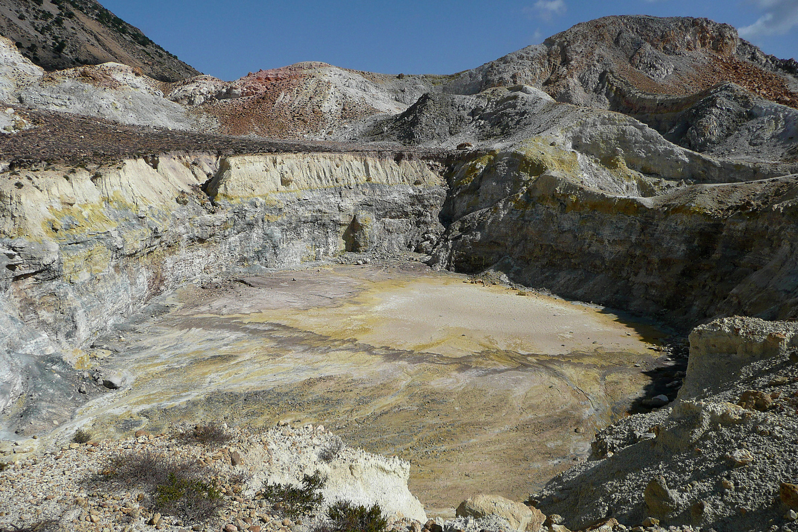 Blick in einen Vulkankrater auf der Insel Nisyros, auch heute noch schwach aktiv