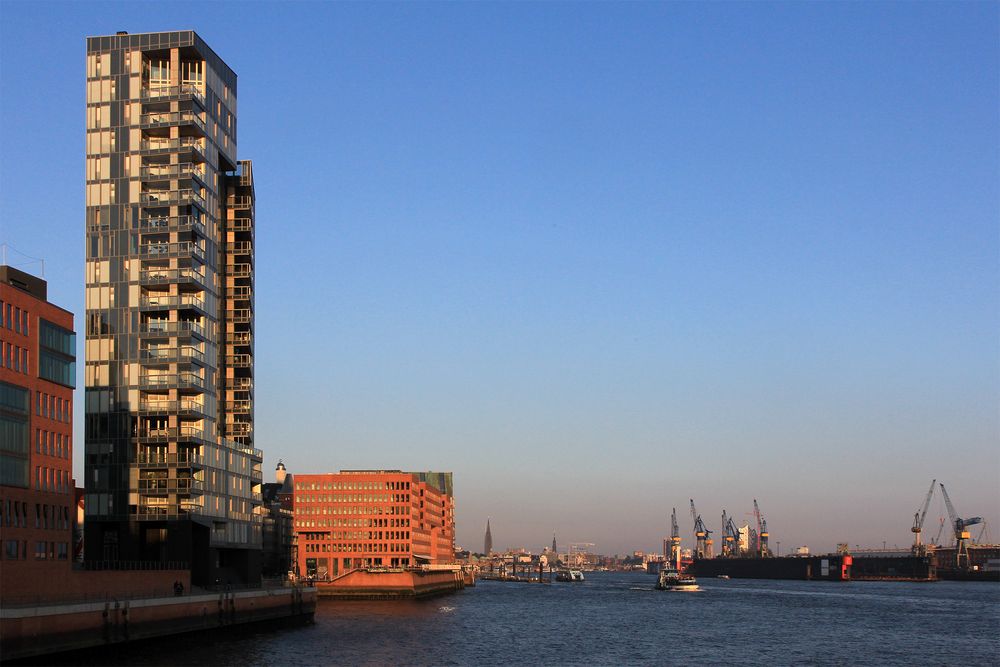 Blick in Richtung Landungsbrücken im Abendlicht, Hamburger Hafen