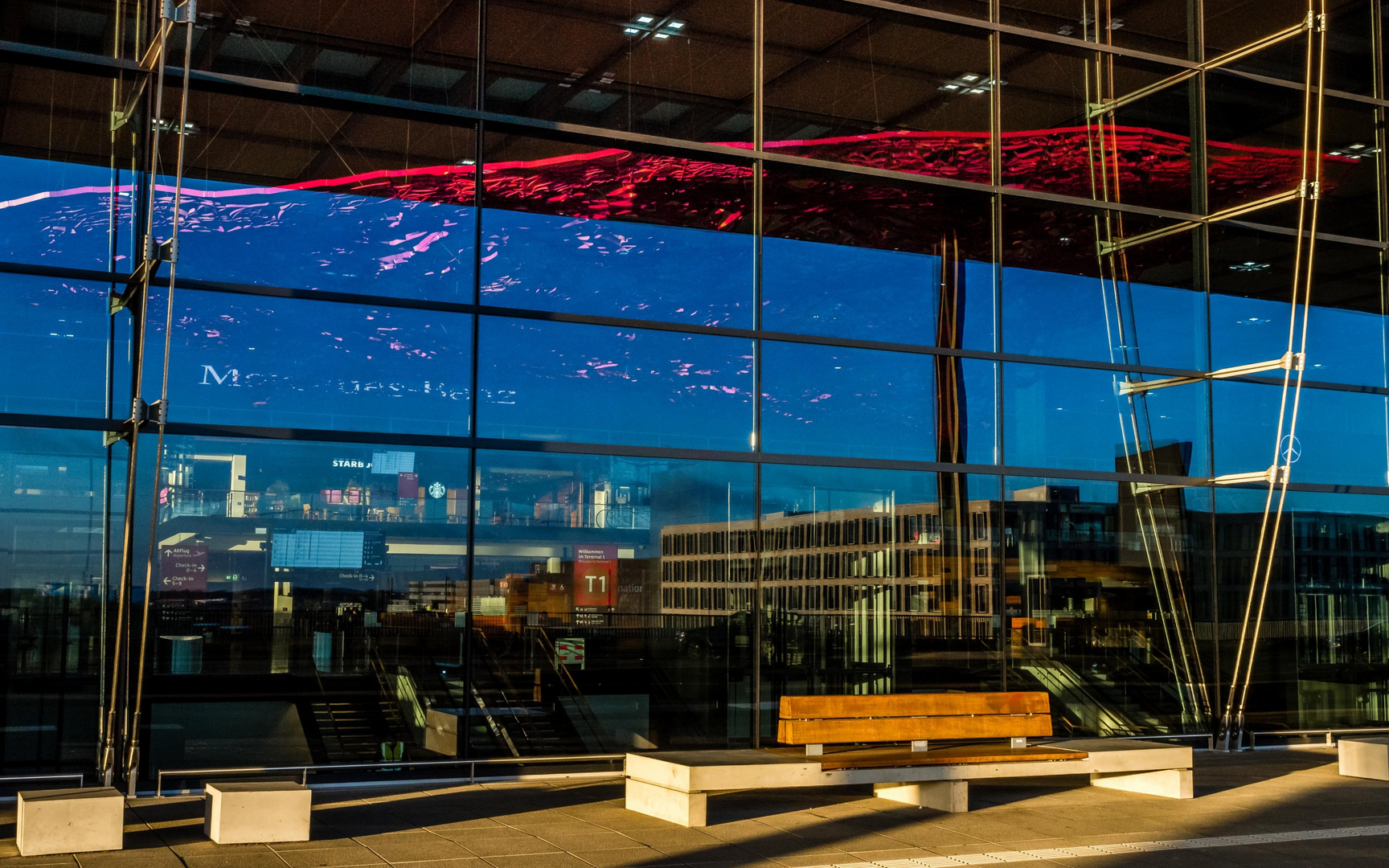 Blick in Terminal 1 des neuen BER Airports bei Sonnenaufgang