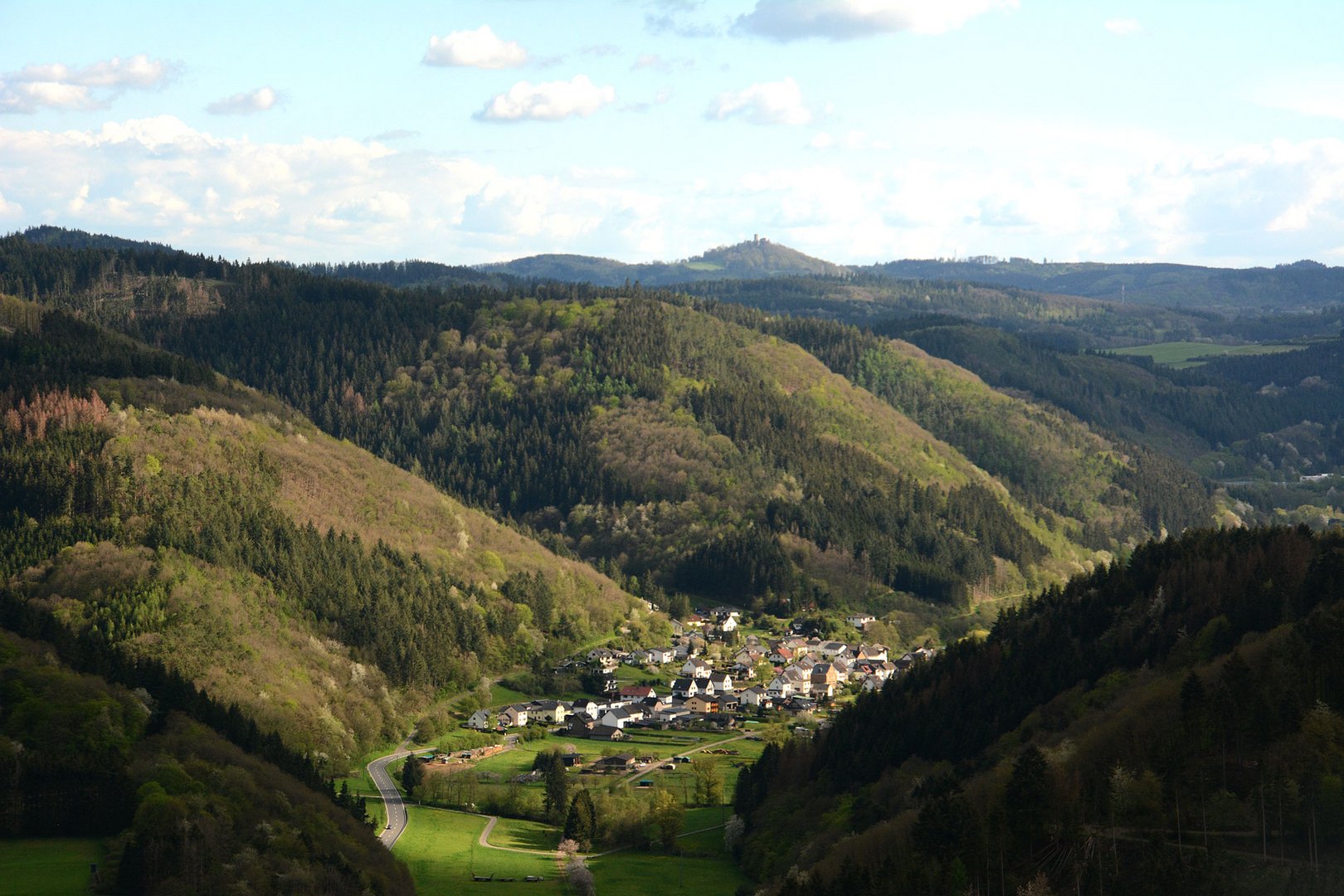 Blick ins Ahrtal und auf die Nürburg