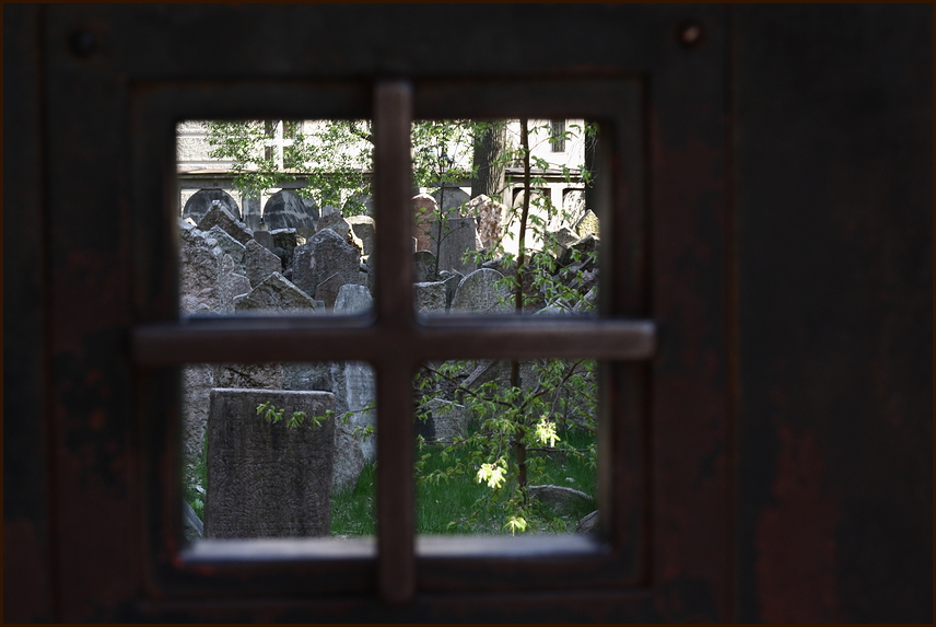 Blick ins alte judische Friedhof im Zentrum von Prag.