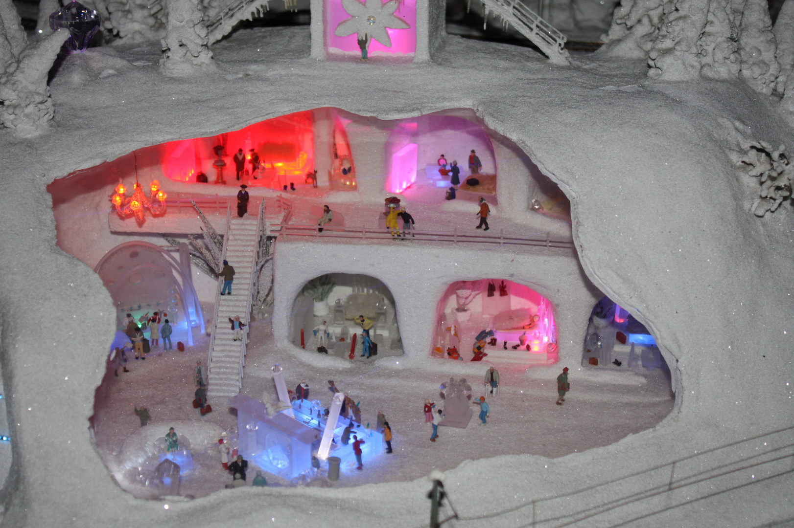 Blick ins EISHOTEL unter der Schneedecke