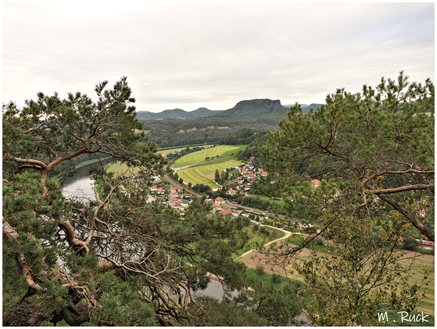 Blick ins Elbtal mit dem  Königstein ,