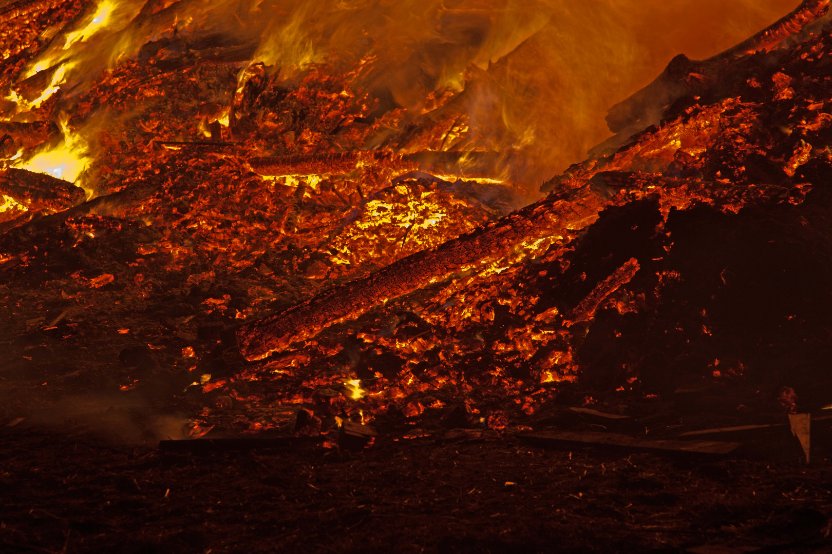 Blick ins Feuer, Osterfeuer in Eching