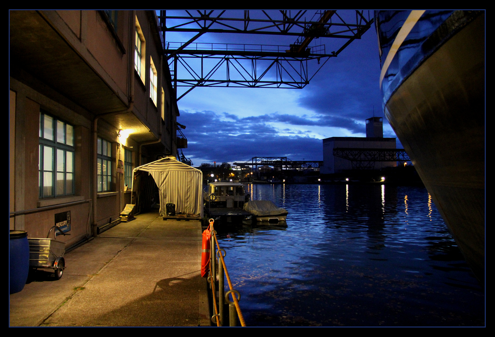 Blick ins Hafenbecken 1 Basel zur blauen Stunde