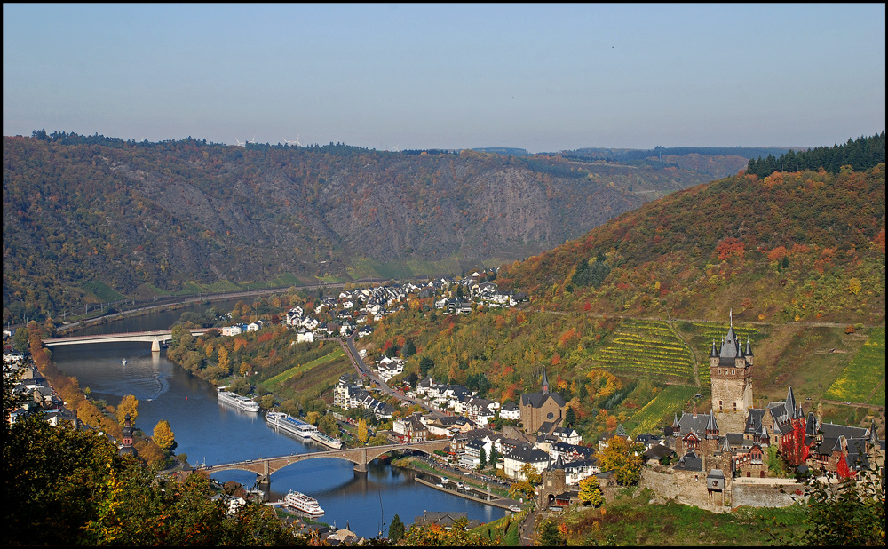 Blick ins herbstliche Moseltal