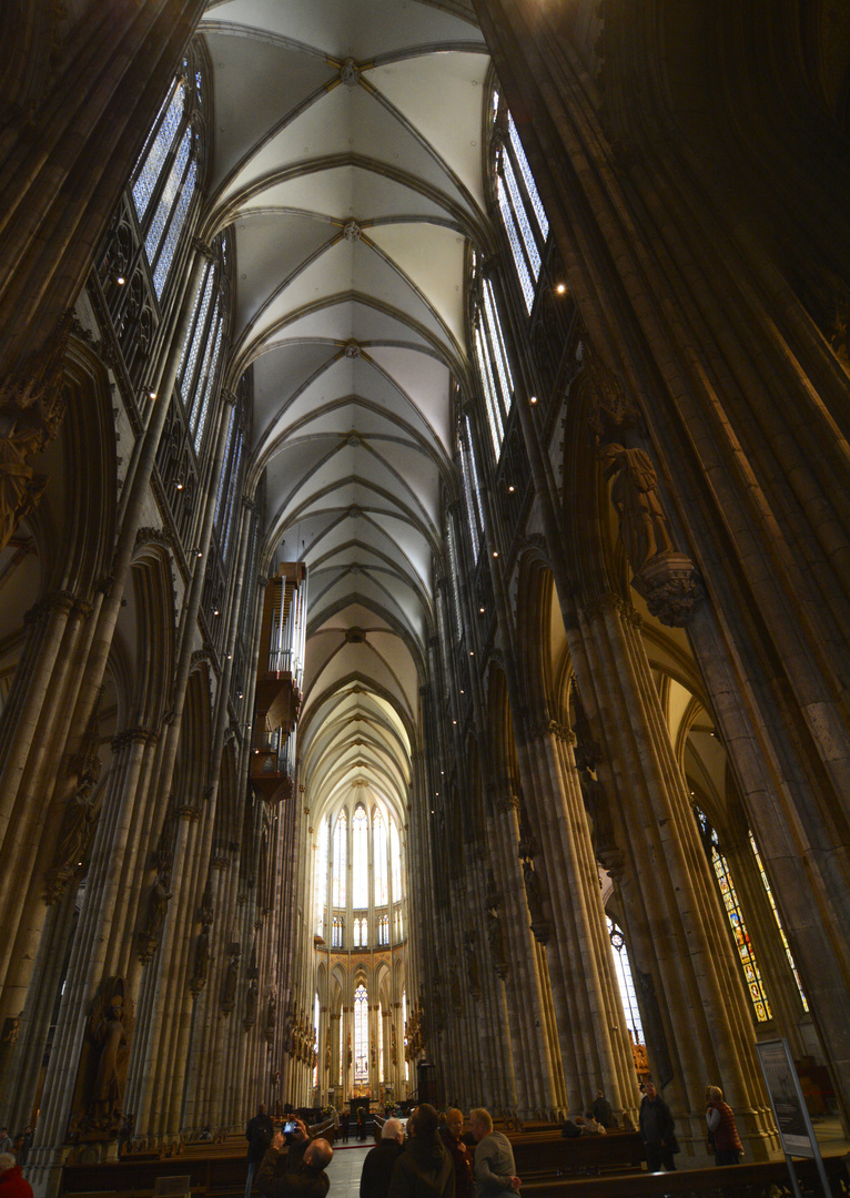 Blick ins Langhaus des Kölner Doms