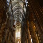 Blick ins Langhaus des Kölner Doms