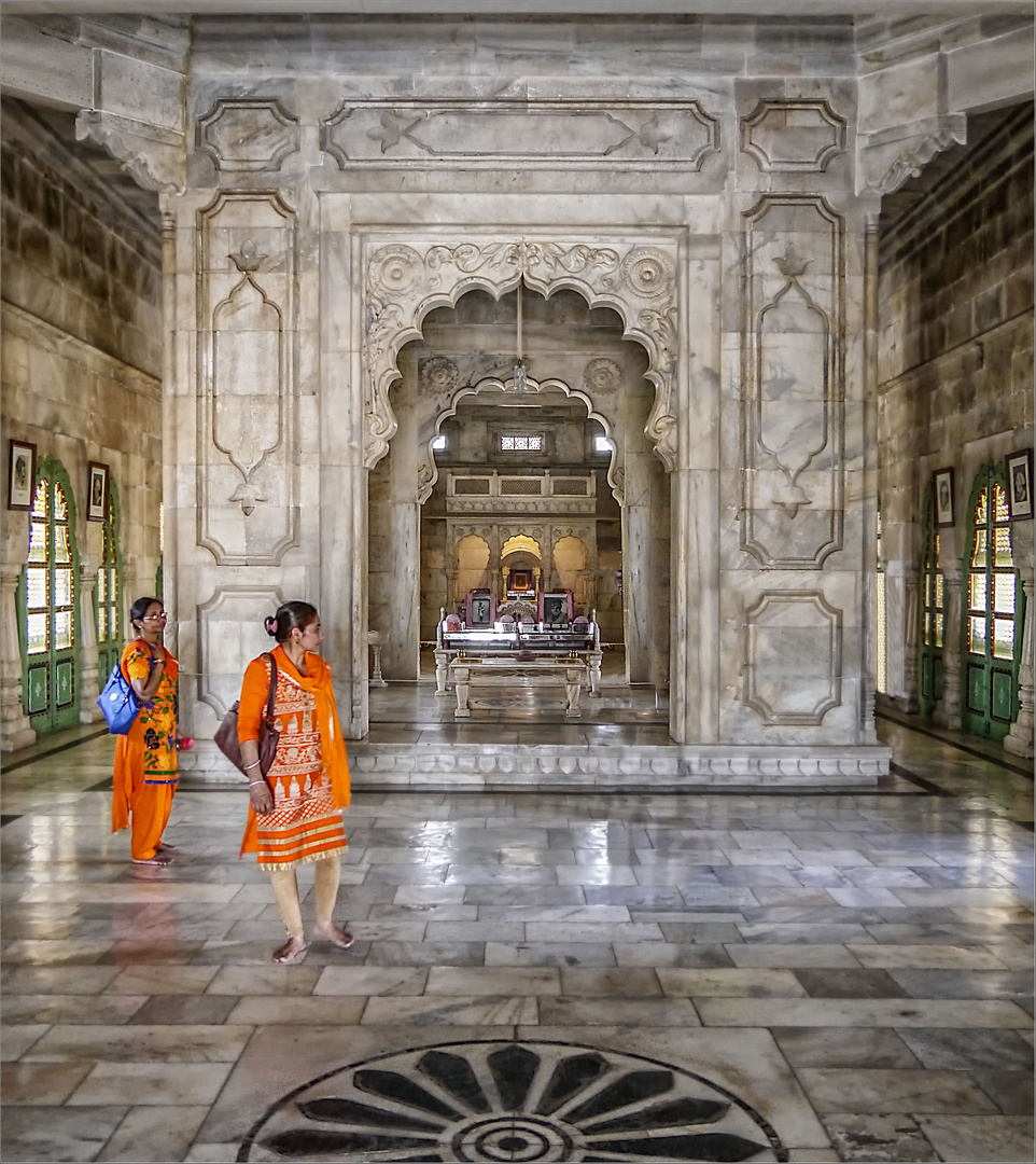 Blick ins Marmormonument von Jaswant Thada ...