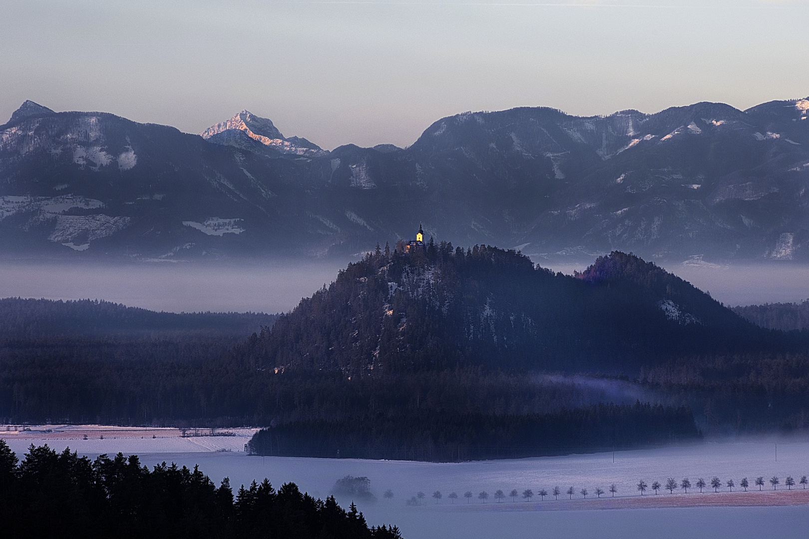 Blick ins nebelverhangene Tal