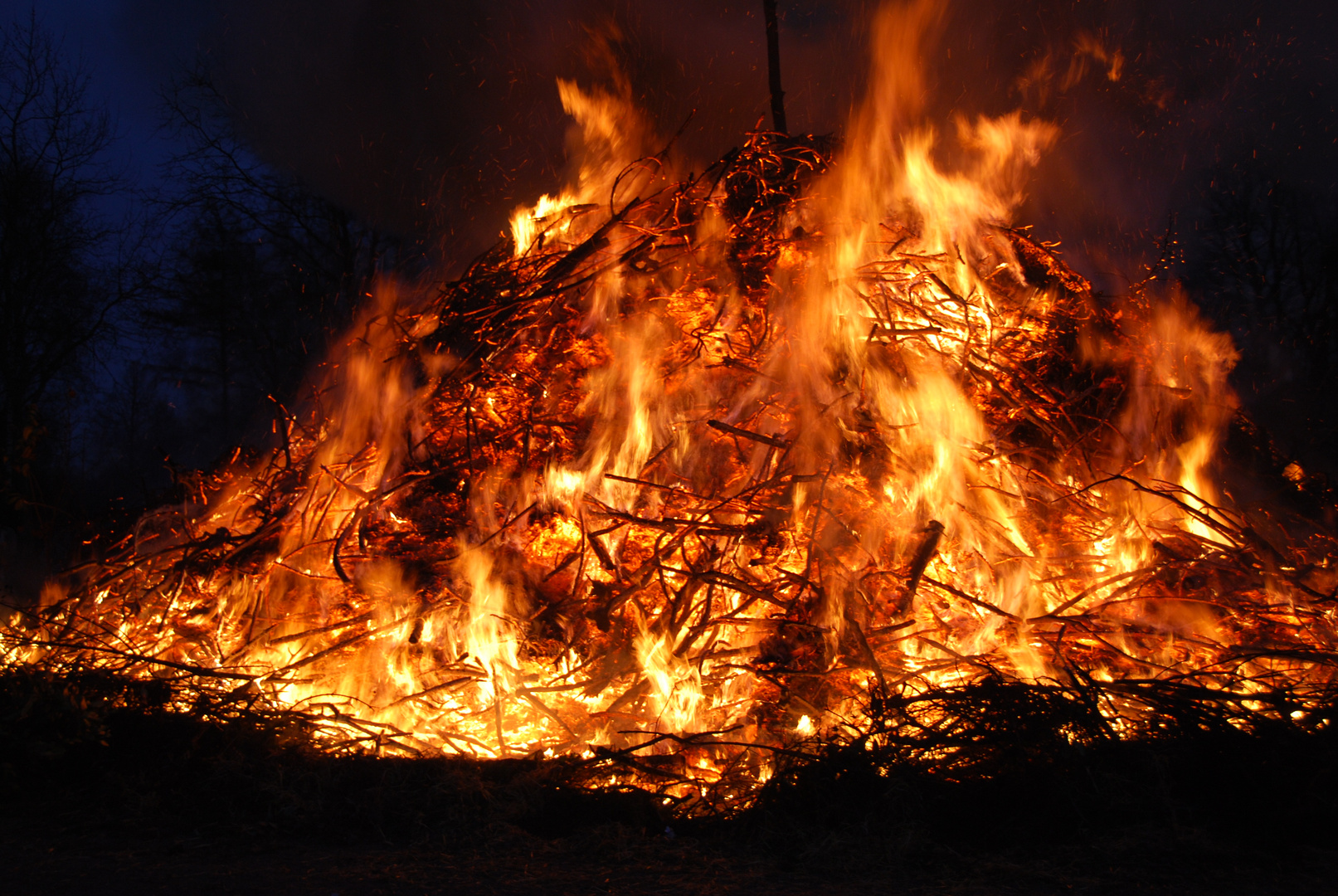 "Blick ins Osterfeuer"