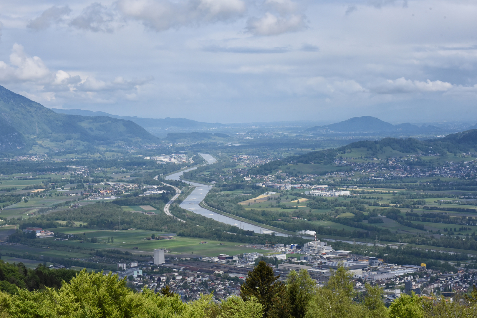 Blick ins Rheintal bei Sevelen, Schweiz.