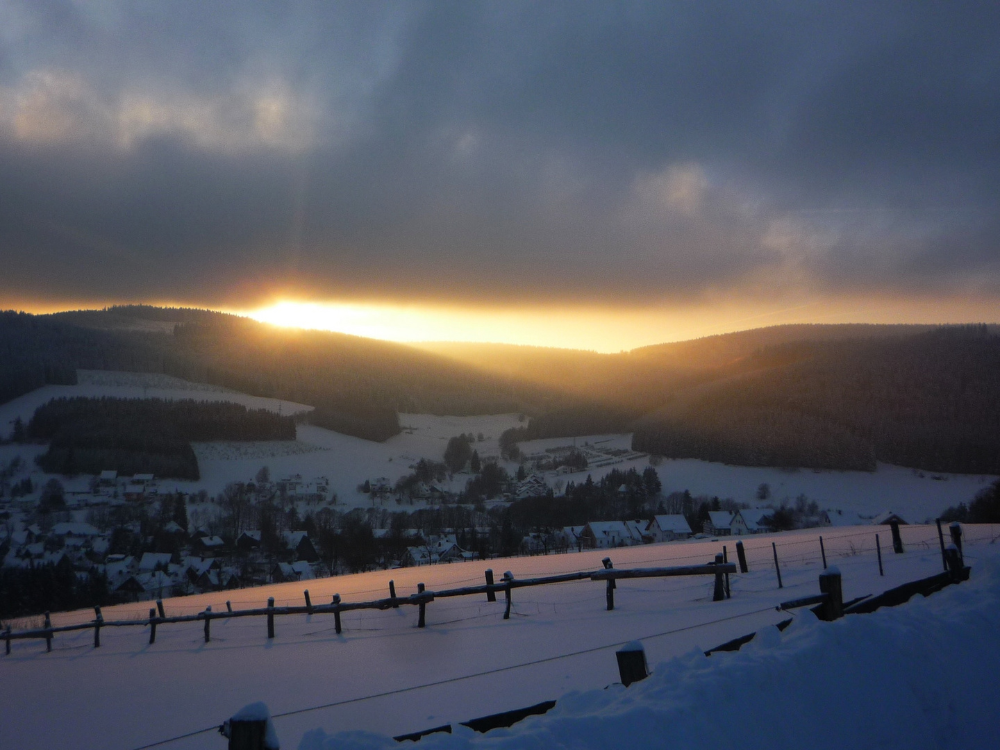 Blick ins Tal beim letzten Sonnenstrahl