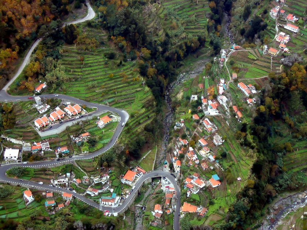 Blick ins Tal im Hinterland auf Madeira-Funchal