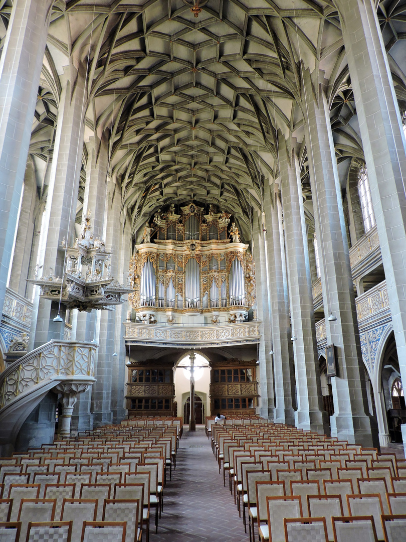 Blick ins Westschiff mit Kanzel, Kruzifix und Orgel