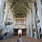 Blick ins Westschiff mit Kanzel, Kruzifix und Orgel