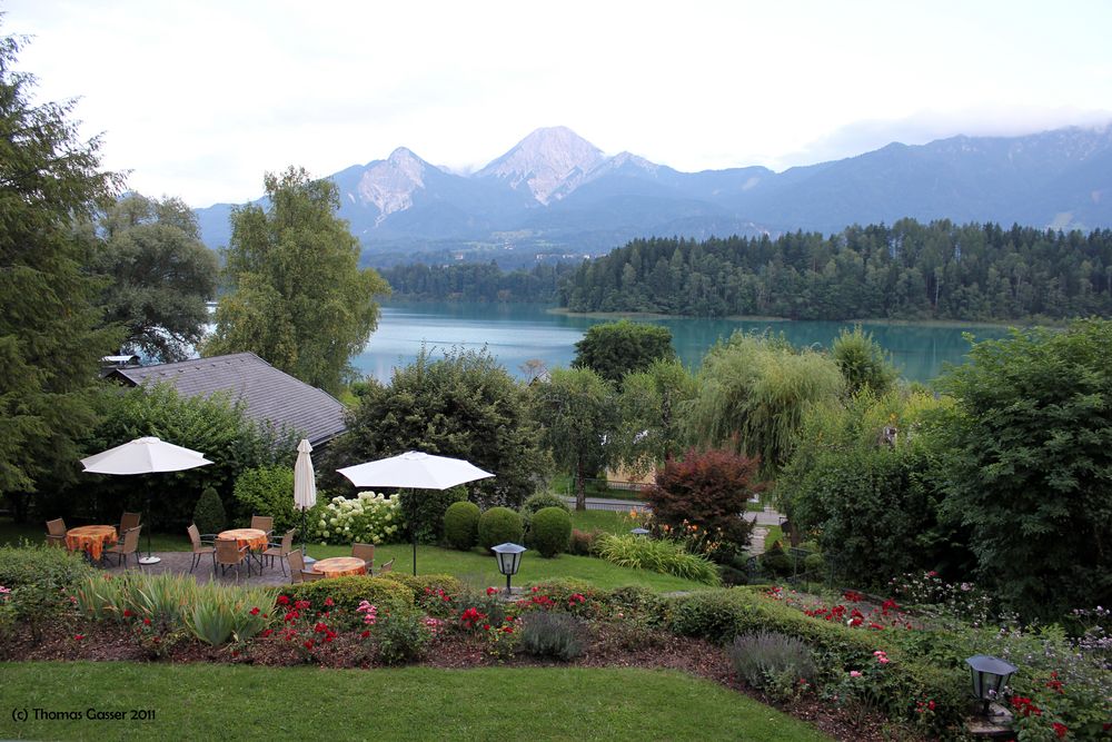 Blick mit schönem Garten auf den Faaker See in Kärnten