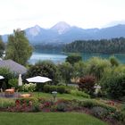 Blick mit schönem Garten auf den Faaker See in Kärnten