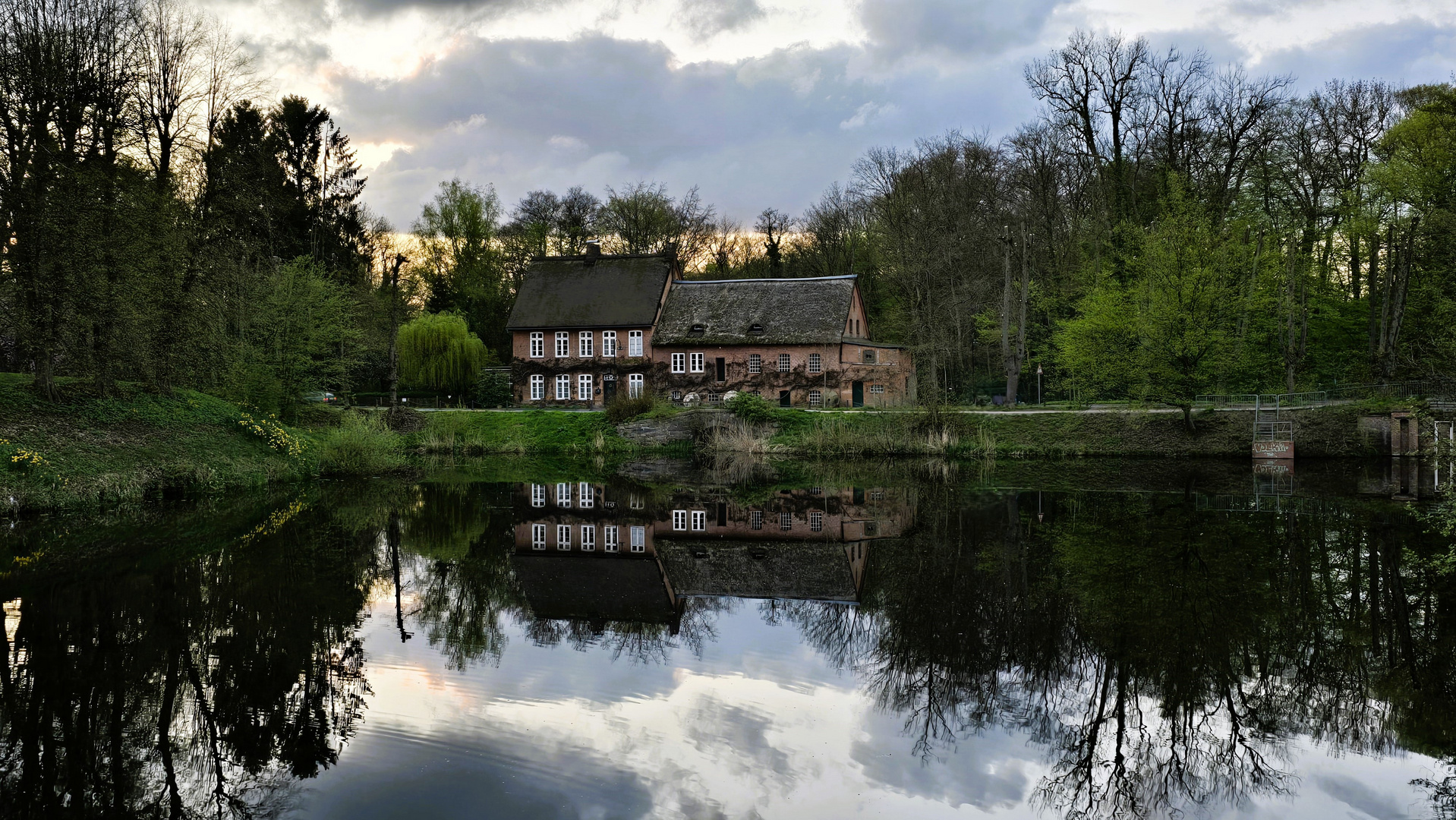 Blick mit Spiegelung auf die Schlossmühle Ahrensburg