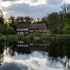 Blick mit Spiegelung auf die Schlossmühle Ahrensburg