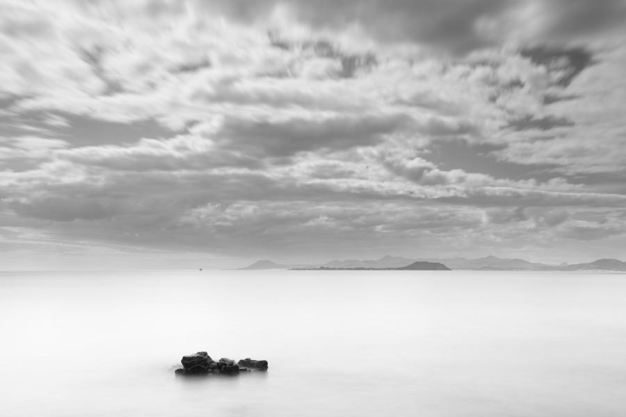 Blick nach Fuerteventura, davor die dunklere Insel ist Los Lobos