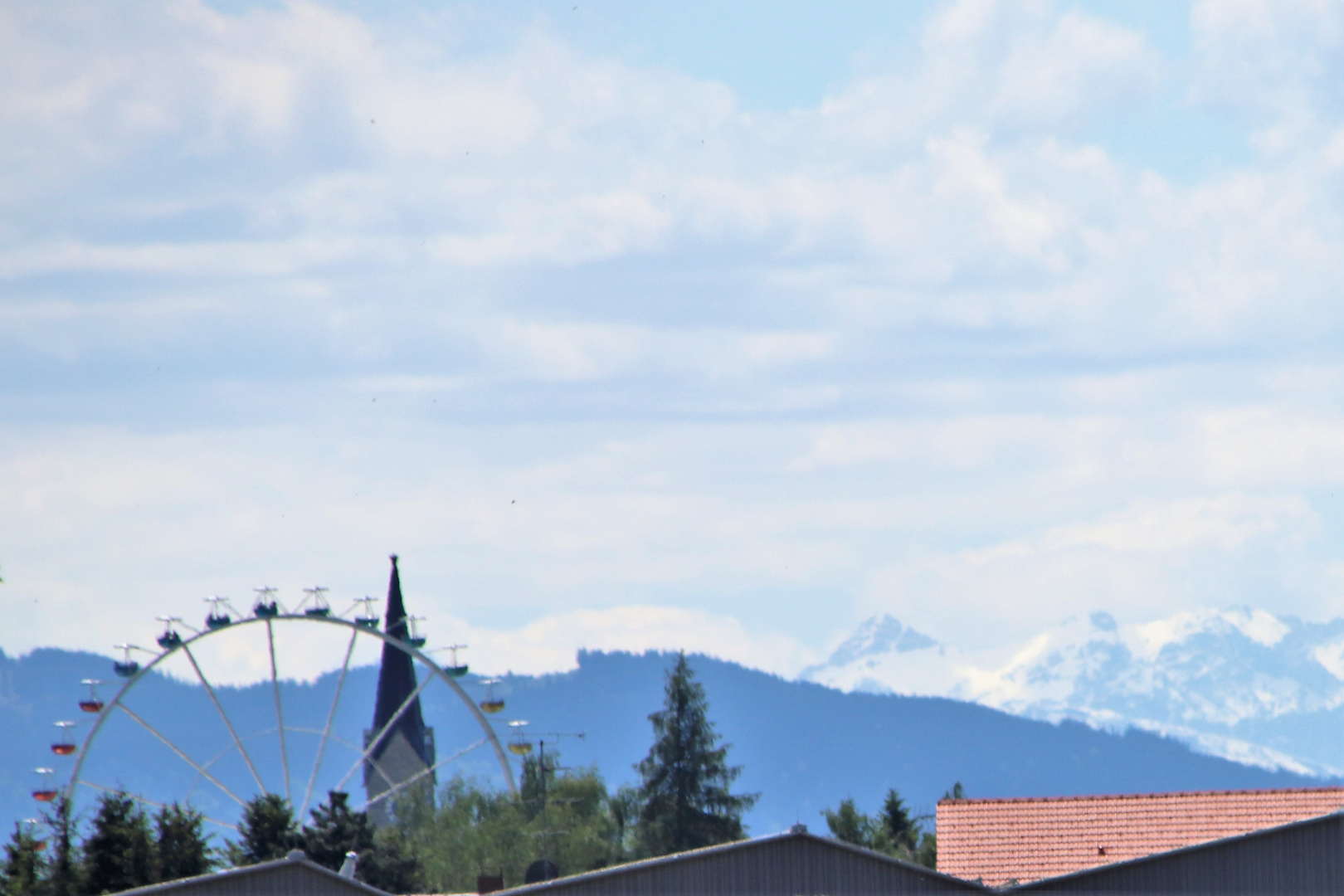 Blick nach Holzkirchen mit Riesenrad und am rechten Bildrand etwas Karwendel