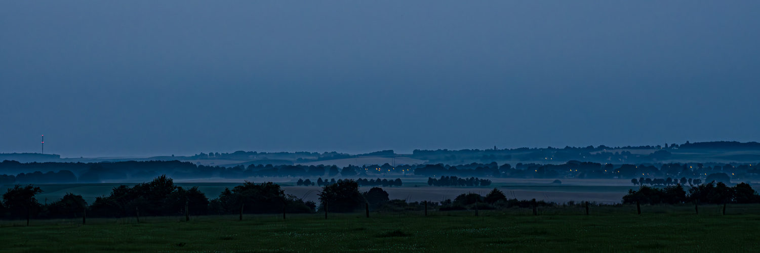 Blick nach Niederlande zur blauen Stunde