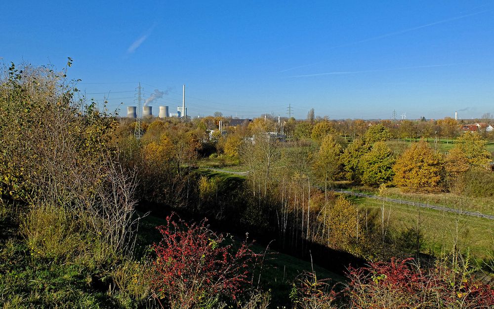 Blick nach Norden von der ehemaligen Bergehalde "Kissinger Höhe 2" in Hamm-Pelkum ...