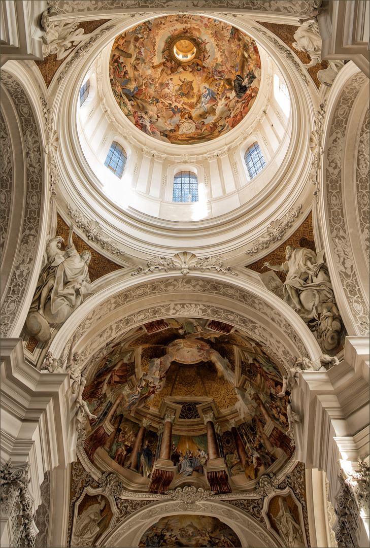 BLICK NACH OBEN BASILIKA ST. MARTIN.