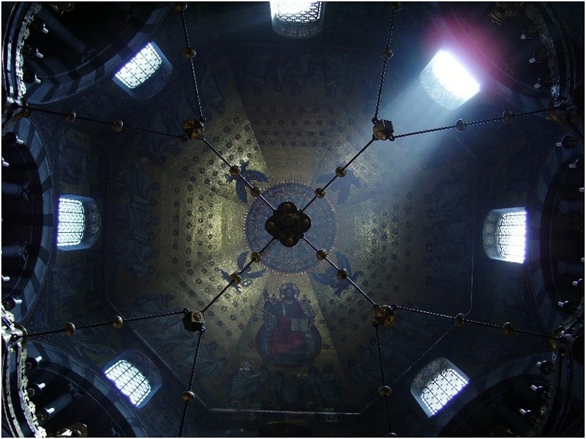 Blick nach oben im Aachener Dom