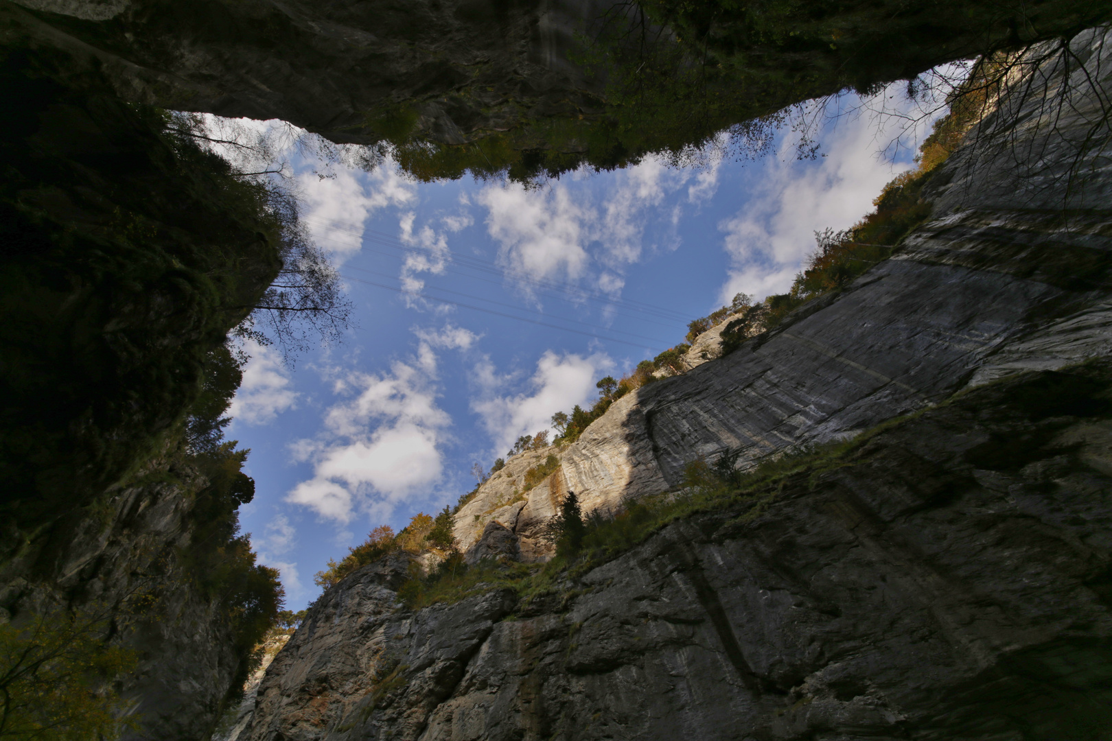 Blick nach oben in der Aareschlucht (2015_10_09_EOS 6D_9861_ji)