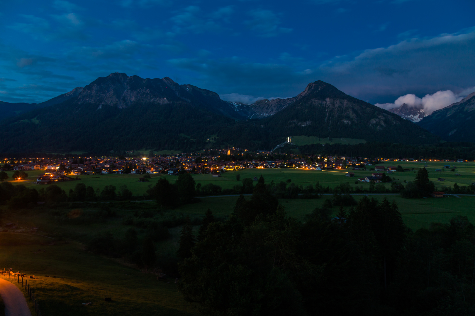 Blick nach Oberstdorf zur blauen Stunde