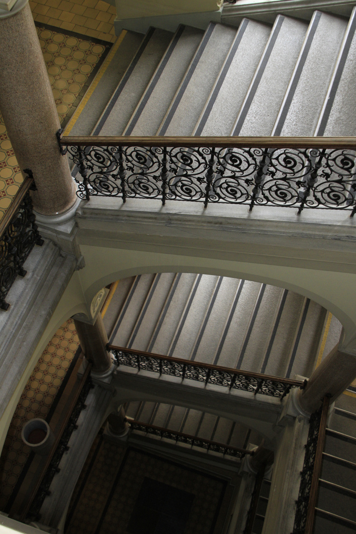 Blick nach unten im Rathaus von Graz