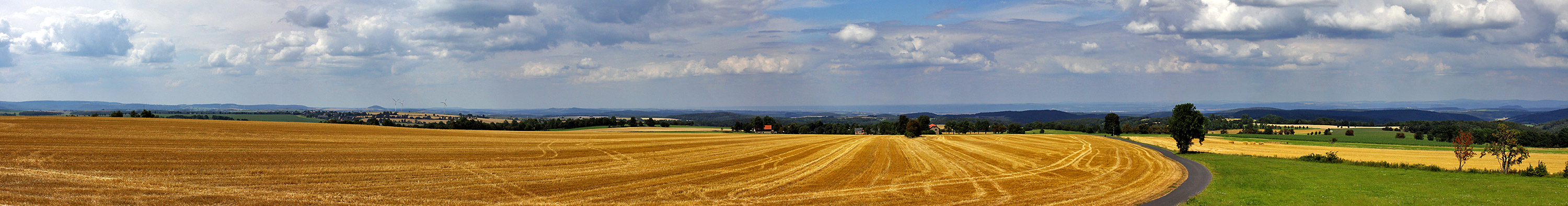 Blick nach Westen und zum Elbtal mit den ersten Bergen der Sächsischen Schweiz