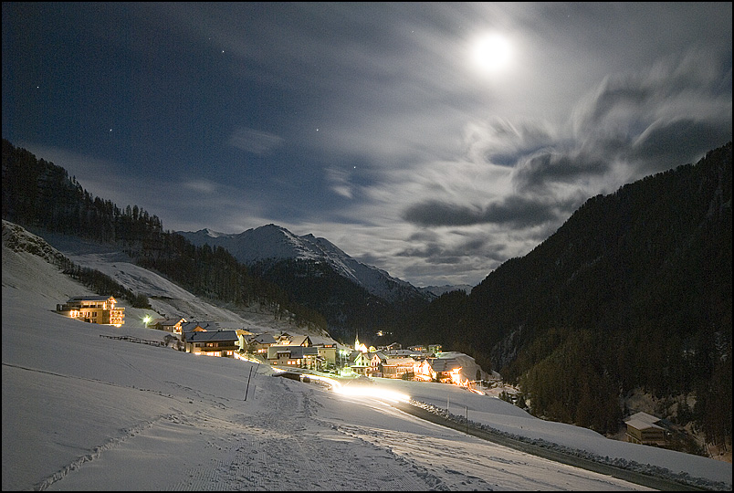 Blick nachts auf Samnaun-Laret