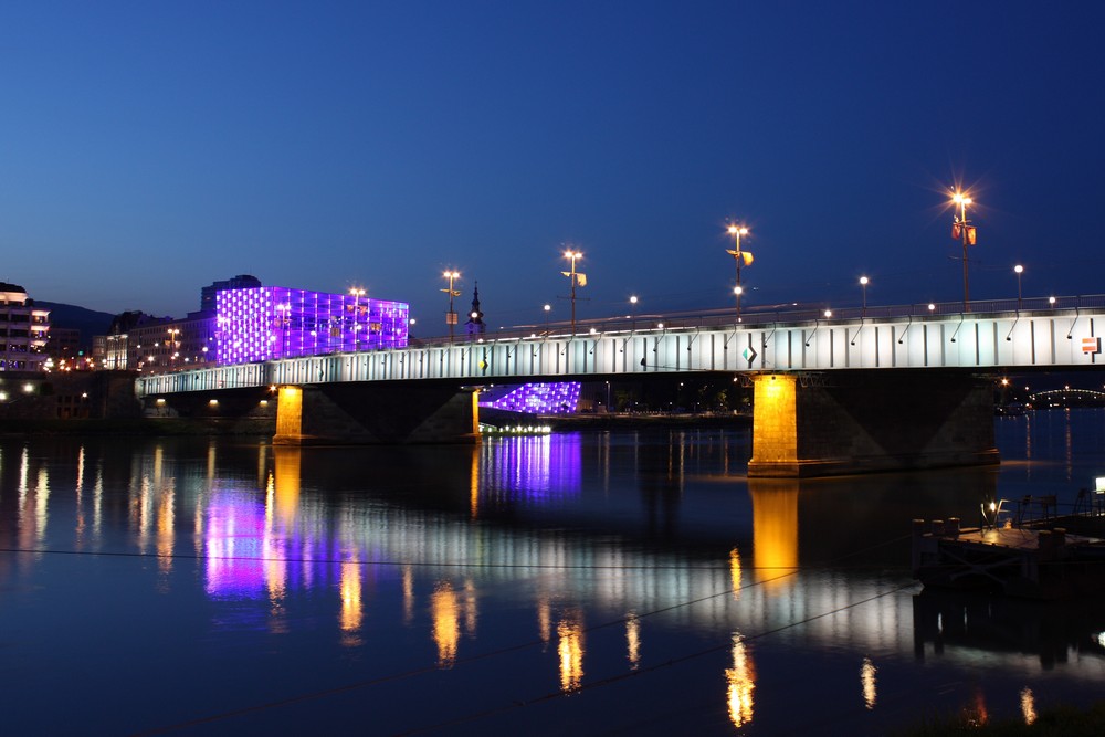 Blick Nibelungenbrücke zum Ars Electronica Center