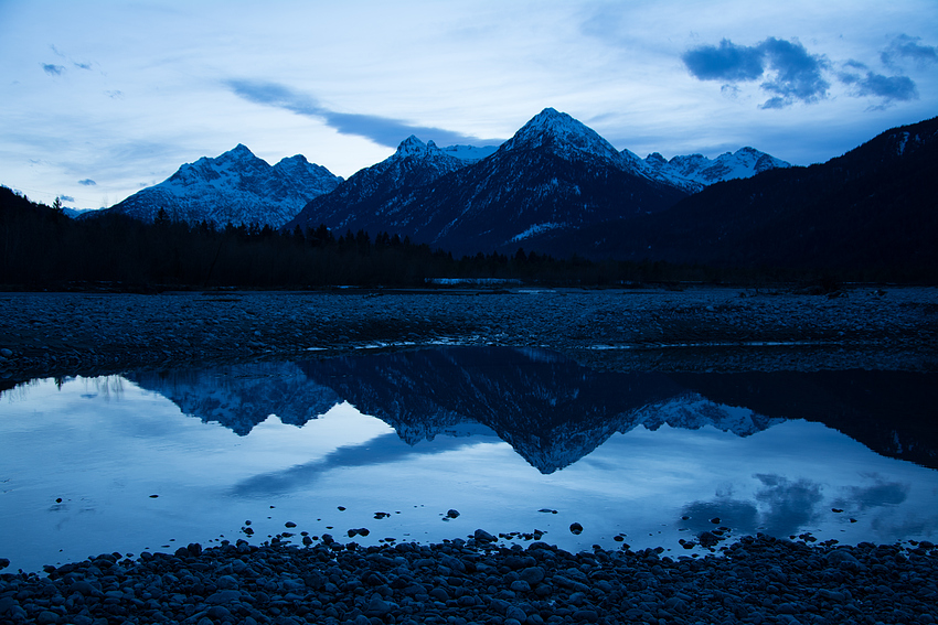 Blick Richtung Allgäuer Alpen - blaue Stunde