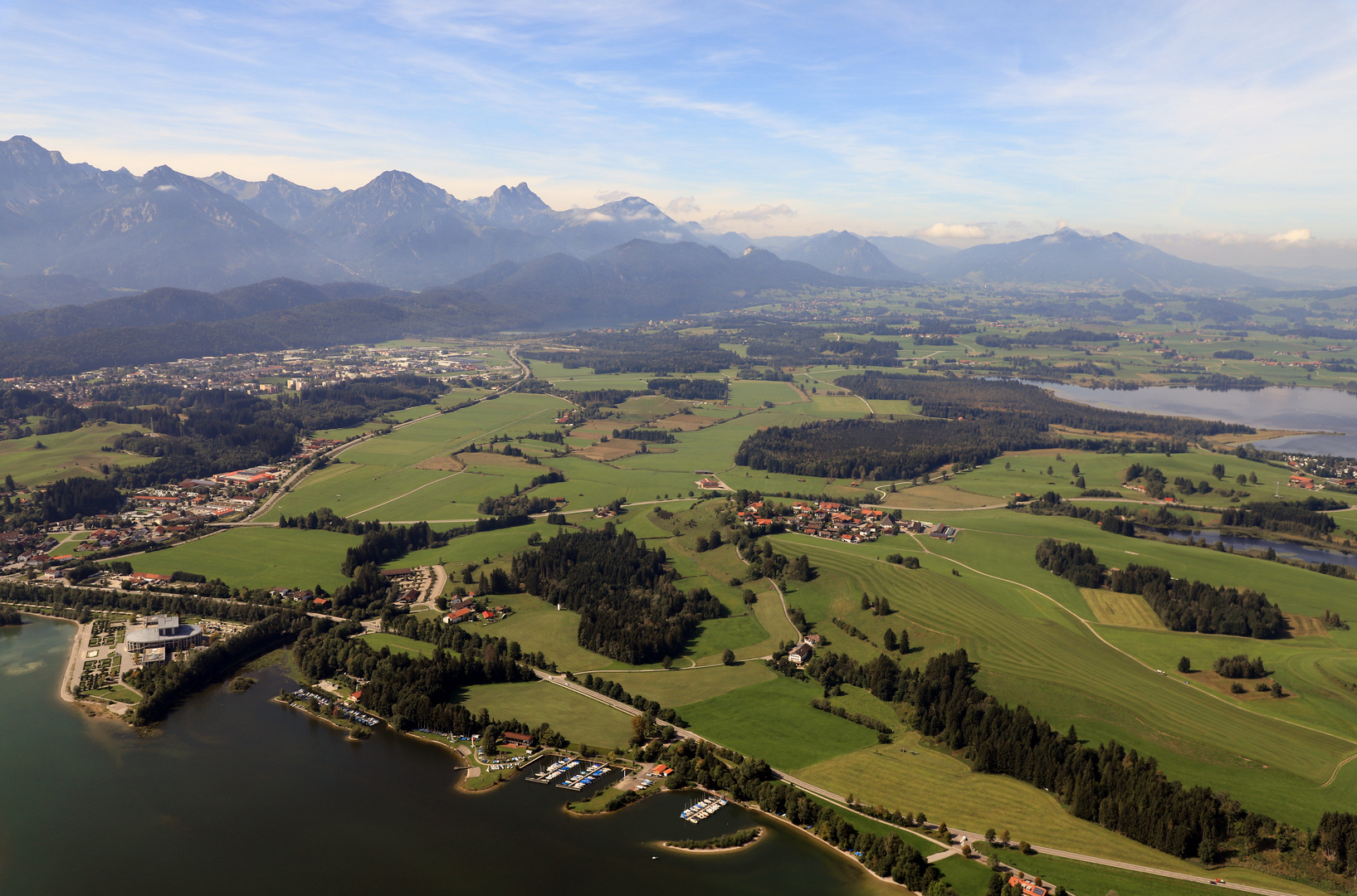 Blick Richtung Füssen mit seinem Festspielhaus